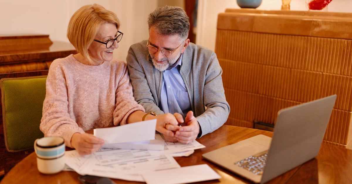 Une retraitée discute avec un conseiller financier de son épargne-retraite.